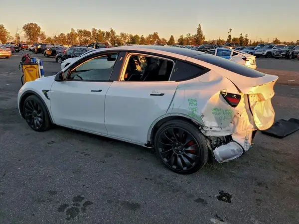 7SAYGDEFXPF796855 2023 TESLA MODEL Y - Image 2