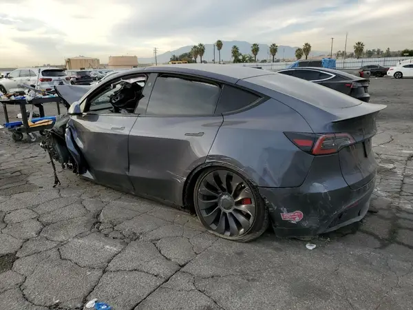7SAYGDEFXPF813749 2023 TESLA MODEL Y - Image 2
