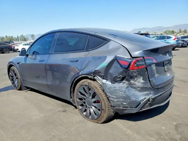 7SAYGDEFXPF832883 2023 TESLA MODEL Y - Image 2
