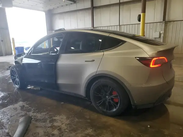 7SAYGDEFXPF908828 2023 TESLA MODEL Y - Image 2