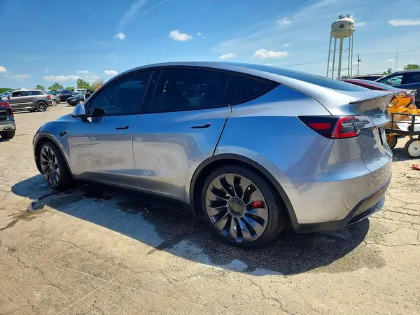 7SAYGDEFXRA330214 2024 TESLA MODEL Y - Image 2