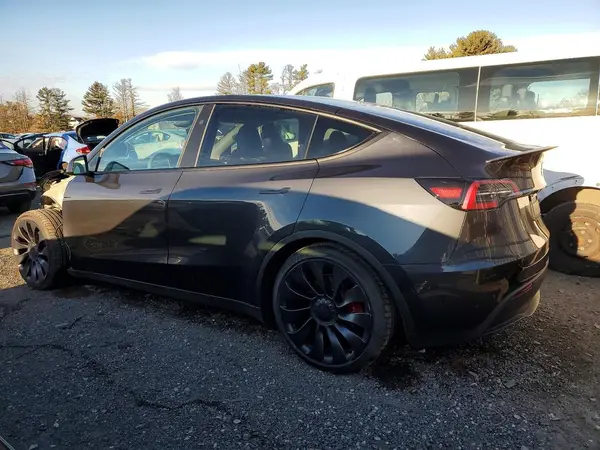 7SAYGDEFXRF040431 2024 TESLA MODEL Y - Image 2