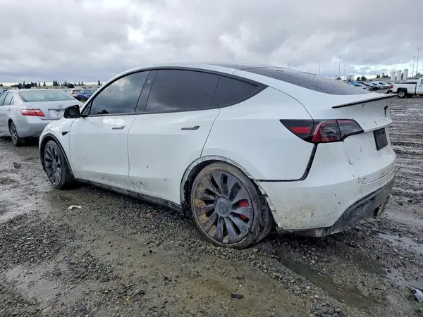 7SAYGDEFXRF072263 2024 TESLA MODEL Y - Image 2