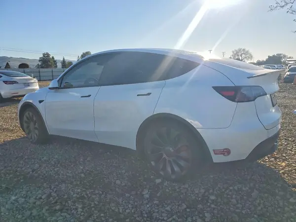 7SAYGDEFXRF181371 2024 TESLA MODEL Y - Image 2