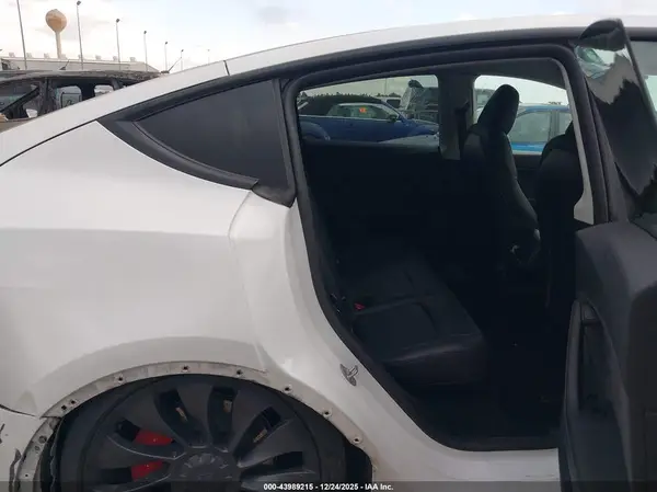 7SAYGDEFXSA347066 2025 TESLA MODEL Y - Image 8