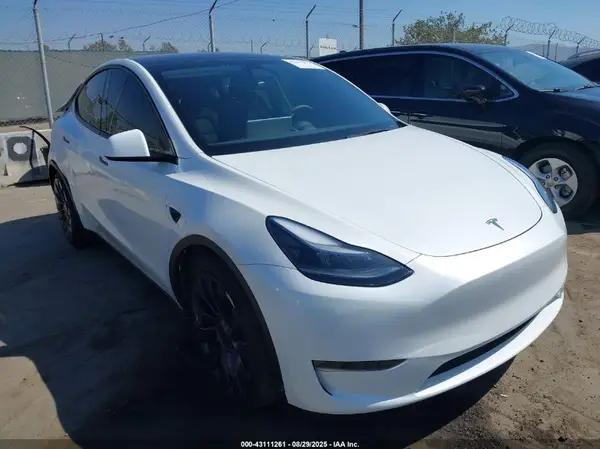 7SAYGDEFXSA356608 2025 TESLA MODEL Y - Image 1
