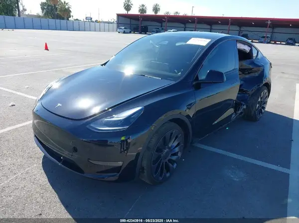 7SAYGDEFXSF261145 2025 TESLA MODEL Y - Image 2