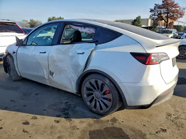 7SAYGDEFXSF299877 2025 TESLA MODEL Y - Image 2