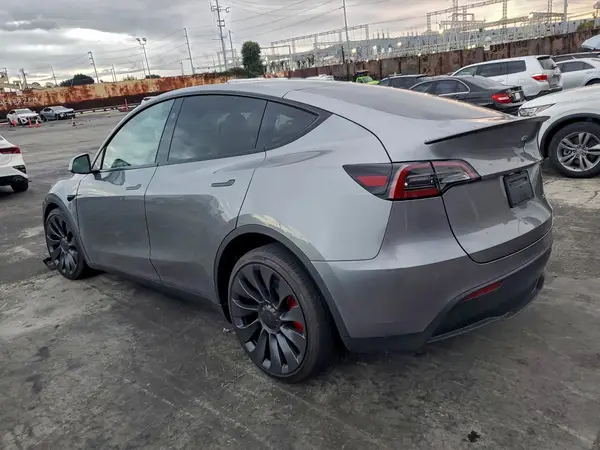 7SAYGDEFXSF300929 2025 TESLA MODEL Y - Image 2