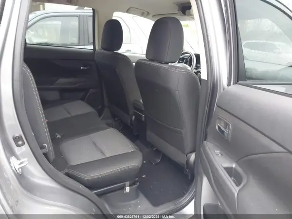 JA4AD2A30JZ049395 2018 MITSUBISHI OUTLANDER - Image 8