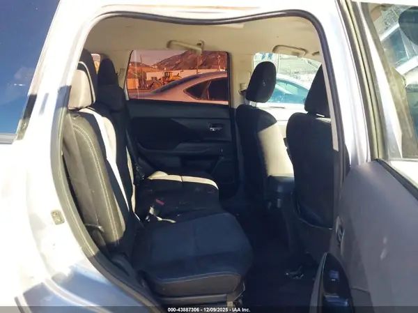 JA4AD2A34HZ013218 2017 MITSUBISHI OUTLANDER - Image 8