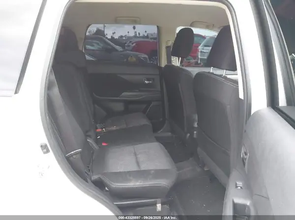 JA4AD2A37HZ068195 2017 MITSUBISHI OUTLANDER - Image 8