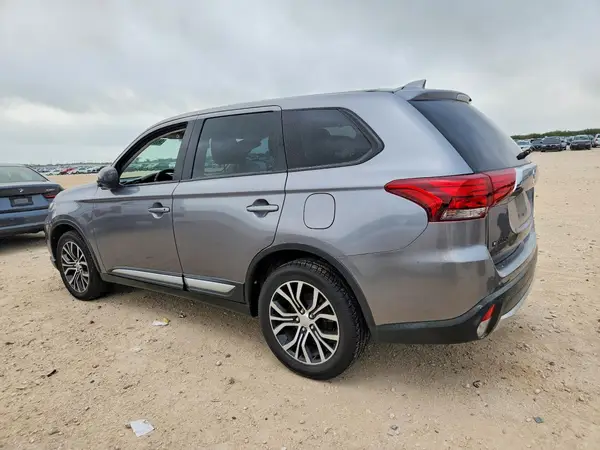 JA4AD2A37JJ002668 2018 MITSUBISHI OUTLANDER - Image 2