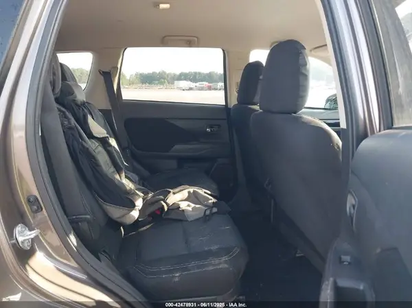 JA4AD2A37KZ011812 2019 MITSUBISHI OUTLANDER - Image 8