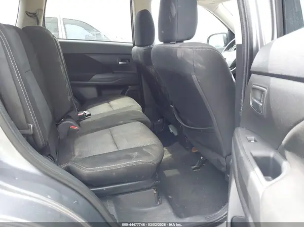 JA4AD2A3XJZ053082 2018 MITSUBISHI OUTLANDER - Image 8