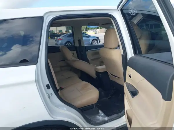 JA4AD3A30HZ025100 2017 MITSUBISHI OUTLANDER - Image 8