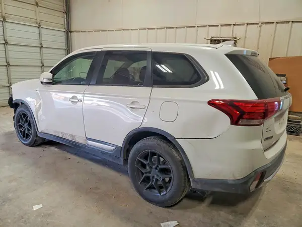 JA4AD3A30JZ028035 2018 MITSUBISHI OUTLANDER - Image 2