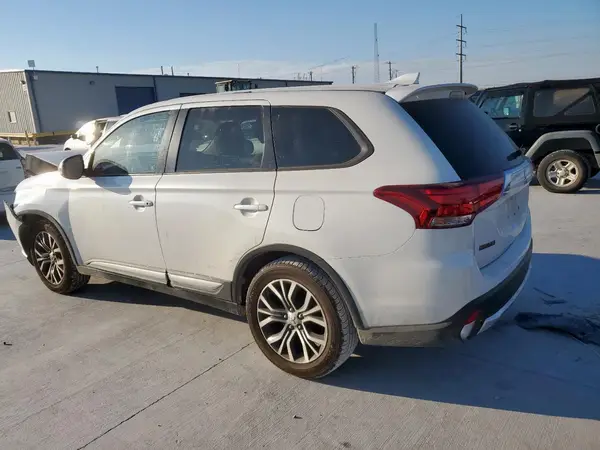 JA4AD3A30JZ031940 2018 MITSUBISHI OUTLANDER - Image 2