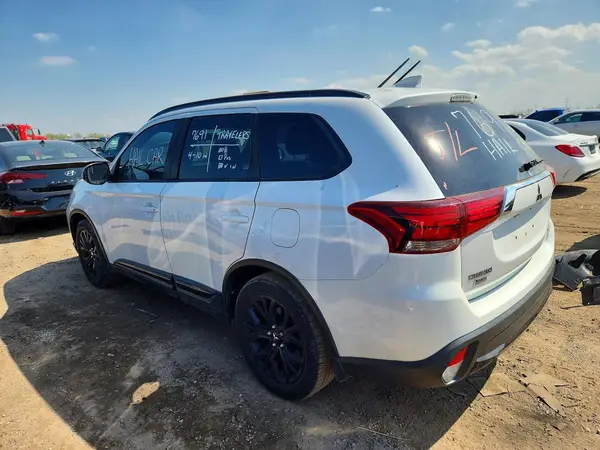 JA4AD3A30JZ053582 2018 MITSUBISHI OUTLANDER - Image 2