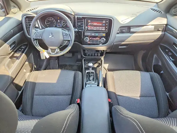 JA4AD3A30JZ053582 2018 MITSUBISHI OUTLANDER - Image 8