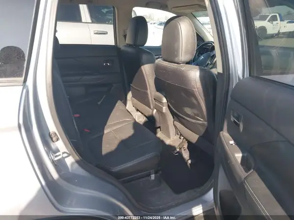 JA4AD3A31GZ033575 2016 MITSUBISHI OUTLANDER - Image 8