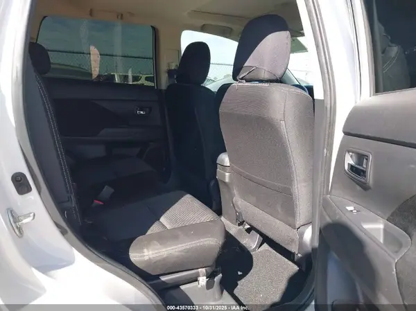 JA4AD3A31HZ040317 2017 MITSUBISHI OUTLANDER - Image 8