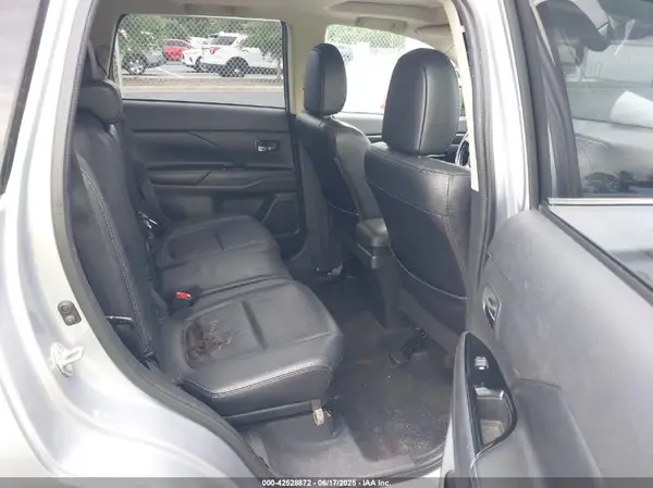 JA4AD3A31HZ050863 2017 MITSUBISHI OUTLANDER - Image 8