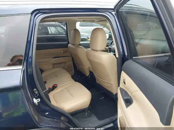 JA4AD3A31HZ058185 2017 MITSUBISHI OUTLANDER - Image 8