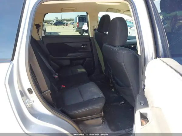 JA4AD3A31HZ064455 2017 MITSUBISHI OUTLANDER - Image 8
