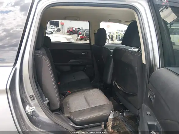 JA4AD3A31JJ002333 2018 MITSUBISHI OUTLANDER - Image 8