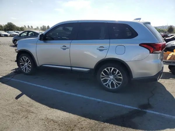 JA4AD3A31JJ002767 2018 MITSUBISHI OUTLANDER - Image 2
