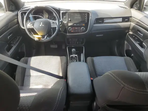 JA4AD3A31JZ048164 2018 MITSUBISHI OUTLANDER - Image 8