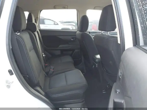 JA4AD3A31JZ067474 2018 MITSUBISHI OUTLANDER - Image 8