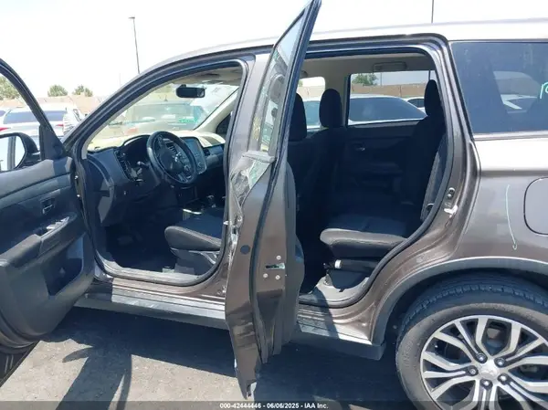 JA4AD3A32HZ040522 2017 MITSUBISHI OUTLANDER - Image 8