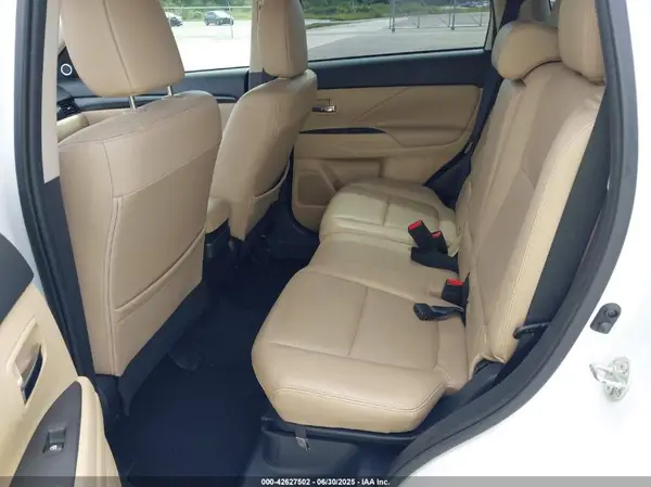 JA4AD3A32HZ046675 2017 MITSUBISHI OUTLANDER - Image 8