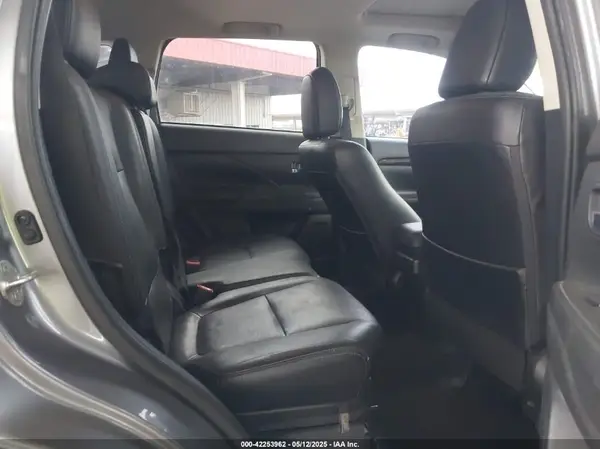 JA4AD3A32HZ058678 2017 MITSUBISHI OUTLANDER - Image 8