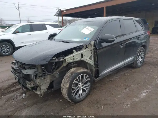 JA4AD3A32JZ055818 2018 MITSUBISHI OUTLANDER - Image 2