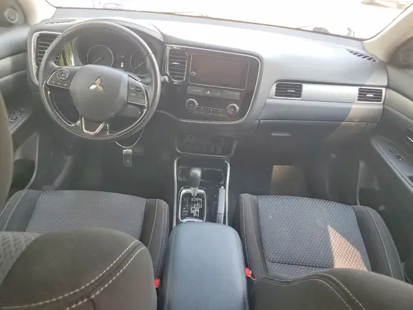 JA4AD3A33HZ024006 2017 MITSUBISHI OUTLANDER - Image 8