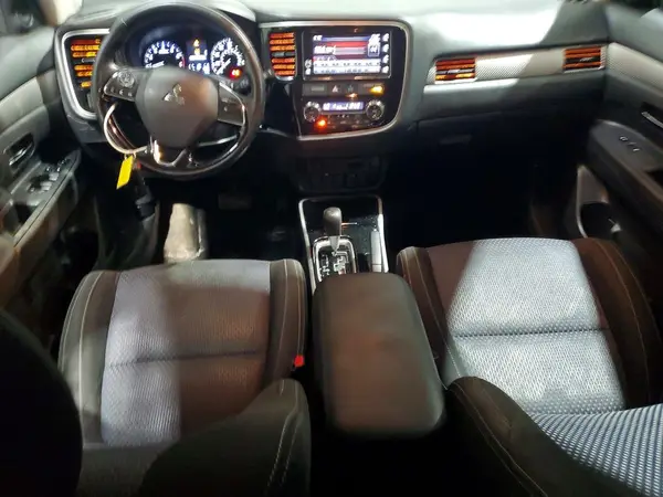 JA4AD3A34JZ032251 2018 MITSUBISHI OUTLANDER - Image 8