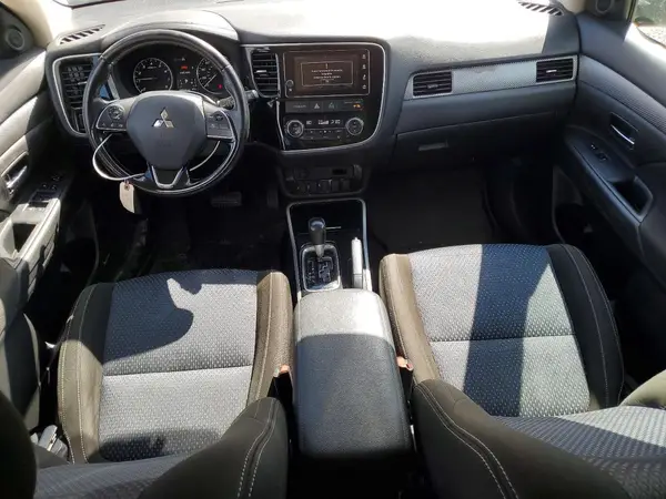 JA4AD3A35HZ001438 2017 MITSUBISHI OUTLANDER - Image 8