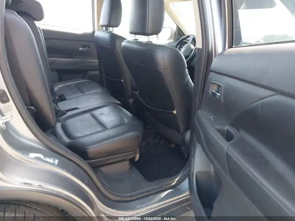 JA4AD3A35HZ024086 2017 MITSUBISHI OUTLANDER - Image 8