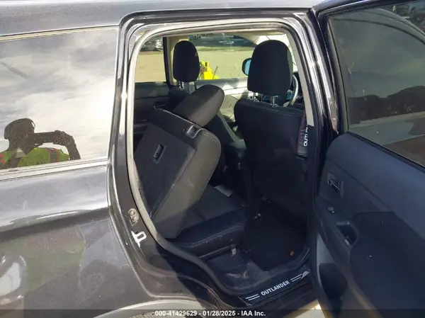 JA4AD3A35HZ052616 2017 MITSUBISHI OUTLANDER - Image 8