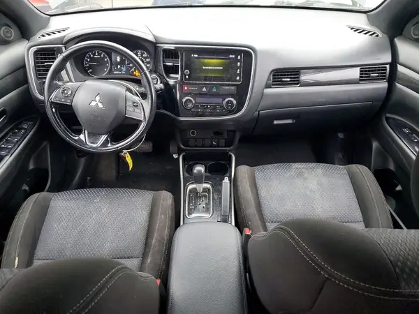 JA4AD3A35JZ021470 2018 MITSUBISHI OUTLANDER - Image 8