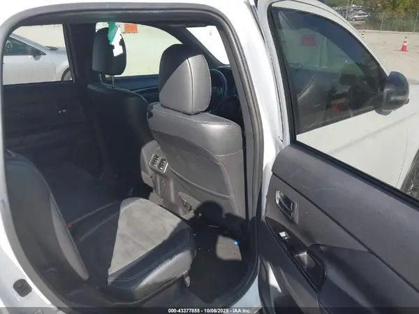 JA4AD3A35KZ025584 2019 MITSUBISHI OUTLANDER - Image 8