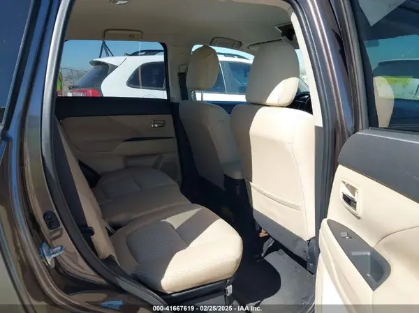 JA4AD3A36GZ000555 2016 MITSUBISHI OUTLANDER - Image 8