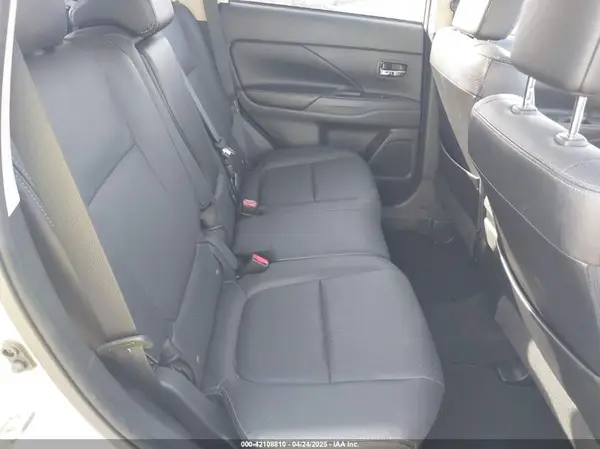 JA4AD3A36HZ032374 2017 MITSUBISHI OUTLANDER - Image 8