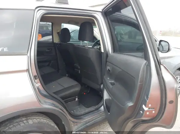 JA4AD3A36JJ000920 2018 MITSUBISHI OUTLANDER - Image 8