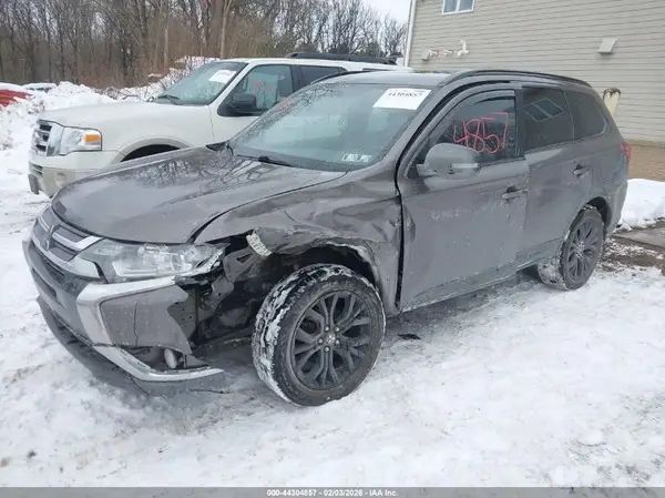 JA4AD3A36JZ028010 2018 MITSUBISHI OUTLANDER - Image 2