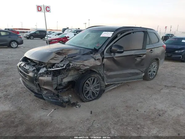 JA4AD3A36JZ036351 2018 MITSUBISHI OUTLANDER - Image 2