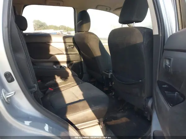 JA4AD3A37GZ050106 2016 MITSUBISHI OUTLANDER - Image 8